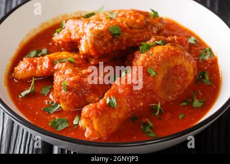 Scharfes Tomatenhuhn Ayam Masak Merah Nahaufnahme in einer Schüssel auf dem Tisch. Horizontal Stockfoto