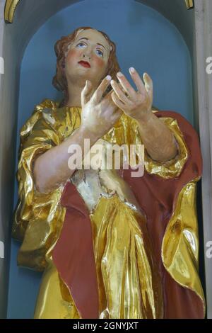 Statue der Heiligen Barbara auf dem Hauptaltar in der Kapelle unserer Lieben Frau in Dubovec, Kroatien Stockfoto