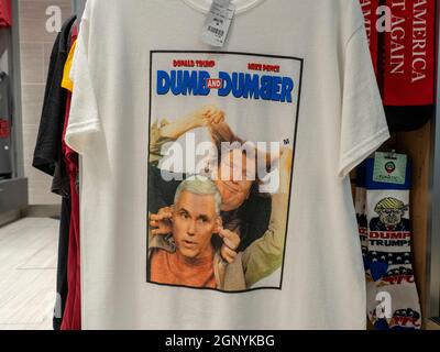 T-Shirt mit Aufdruck Donald Trump Mike Pence Dumb and Dumber - Souvenir Shop im Dulles Washingtom International Airpot IAD Stockfoto