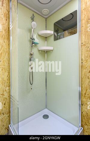 Duschkabine mit gesprungenem Glas, in einem Landhaus gelegen Stockfoto