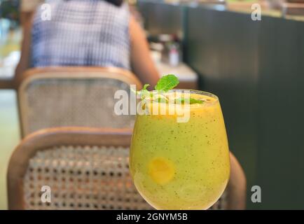 Glas tropischer Früchte Smoothie mit Mango und Passionsfrucht. Gesundes Getränk Stockfoto