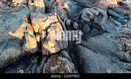 Nahaufnahme großer Felsen im Hintergrund der Strandküste Stockfoto