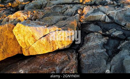 Nahaufnahme großer Felsen im Hintergrund der Strandküste Stockfoto