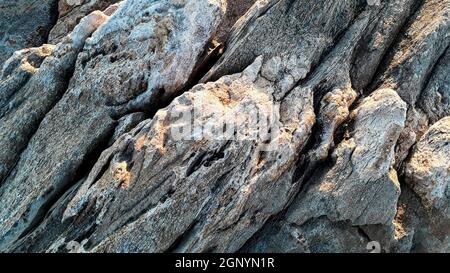 Nahaufnahme großer Felsen im Hintergrund der Strandküste Stockfoto