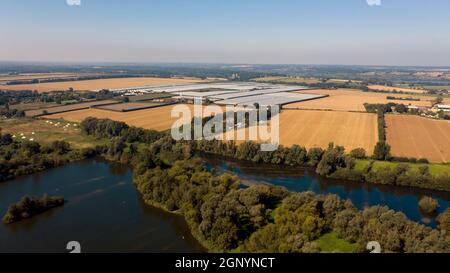 Luftaufnahme, Blick nach Nordwesten in Richtung Stodmarsh über die alte Kiesgrube und Ackerland. Stockfoto