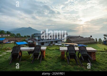 NEPAL - 31. MAI 2016: Open-Air-Essbereich neben dem Gästehaus. Trek nach Machapuchare, Nepal am 31. Mai 2016 in Nepal Stockfoto