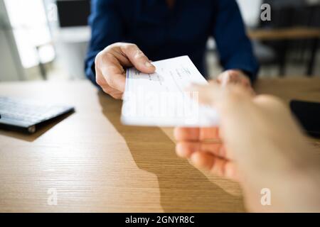 Executive Hand Geben Zahlung Scheck Oder Entschädigung Scheck Stockfoto