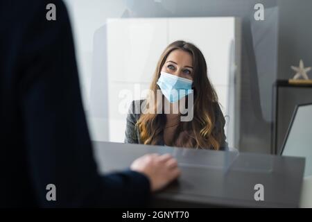 Kunde An Der Rezeption Oder An Der Theke Mit Maske Stockfoto