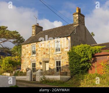 „Rose Villa“. Ein walisisches Steinhaus aus dem 19. Jahrhundert, das als Ferienhaus genutzt wurde. Brynhenllan, Dinas, Pembrokeshire, Wales. VEREINIGTES KÖNIGREICH. Stockfoto