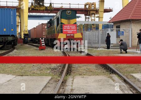 KIEW, UKRAINE - 28. SEPTEMBER 2021 - der erste Containerzug mit Exportgut auf der Strecke Ukraine - Volksrepublik China wird vor der Abfahrt gesehen, Kiew, Hauptstadt der Ukraine Stockfoto