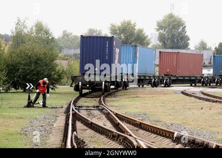 KIEW, UKRAINE - 28. SEPTEMBER 2021 - der erste Containerzug mit Exportgut auf der Strecke Ukraine - Volksrepublik China wird vor der Abfahrt gesehen, Kiew, Hauptstadt der Ukraine Stockfoto