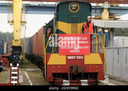 KIEW, UKRAINE - 28. SEPTEMBER 2021 - der erste Containerzug mit Exportgut auf der Strecke Ukraine - Volksrepublik China wird vor der Abfahrt gesehen, Kiew, Hauptstadt der Ukraine Stockfoto