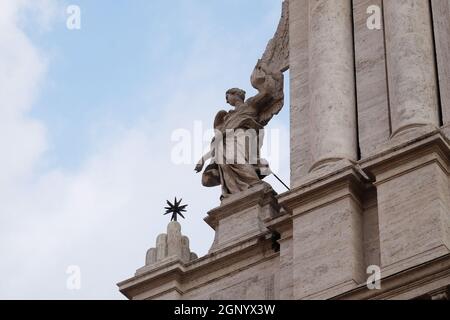 Engel auf dem Portal der Kirche Sant Andrea della Valle in Rom, Italien Stockfoto