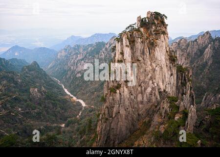 Blick auf den Shixin (anfangend-to-believe) Gipfel im Huangshan Berg (Gelber Berg), bekannt als der schönste Berg Chinas, World Natural and Cultur Stockfoto