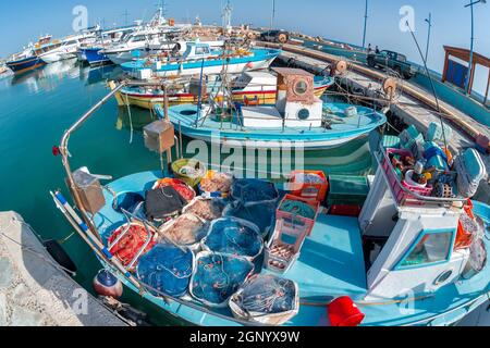 Traditionelle Fischerboote im Ayia ANPA Hafen. Bezirk Famagusta, Zypern Stockfoto