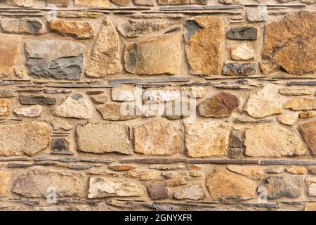 Nahaufnahme einer Steinmauer aus walisischem Stein. Stockfoto