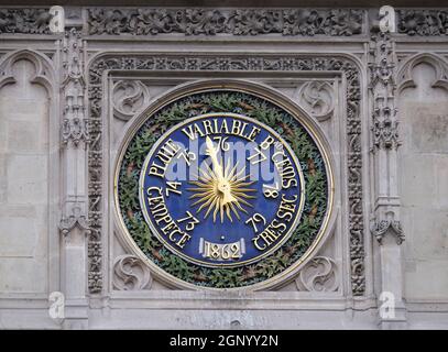 Uhr auf der Saint Germain l'Auxerrois Kirche in Paris, Frankreich Stockfoto