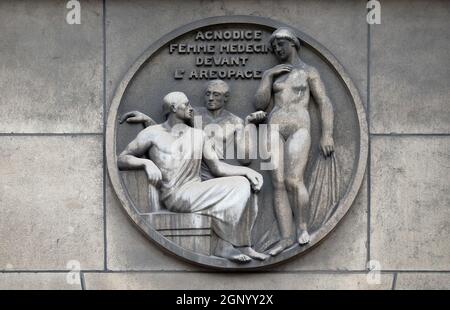 Agnodice, Ärztin vor dem Areopag. Steinrelief am Gebäude der Faculte de Medicine Paris, Frankreich. Stockfoto