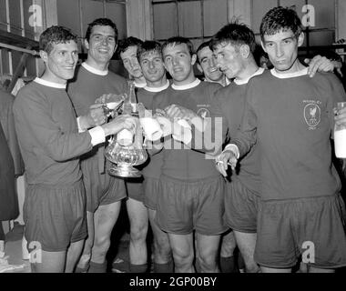 Fileboto vom 01-05-1965 von Liverpool-Spielern feiern den Gewinn des FA Cup mit jeweils einer Flasche Milch in der Umkleideraum nach dem Spiel: (l-r) Wilf Stevenson, Ron Yeats, Chris Lawler, Roger Hunt, Peter Thompson, Gerry Byrne, Tommy Smith, Geoff Strong Ausgabedatum: Dienstag, 28. September 2021. Stockfoto