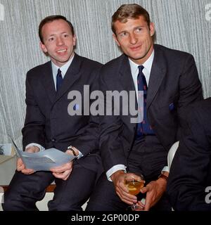 Datei-Foto vom 26-06-1966 von (L-R) Englands Nobby Stiles und Roger Hunt in ihren offiziellen England-WM-Anzügen Ausgabedatum: Dienstag, 28. September 2021. Stockfoto