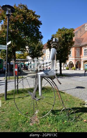 Bad Radkersburg, Österreich - 24. September 2021: Moderne Kunst mit Radler auf dem Hauptplatz der Stadt an der Grenze zu Slowenien, ein Brunnen kno Stockfoto