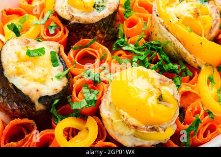 Köstliche hausgemachte Fischbrötchen mit Karotten und Käse Stockfoto