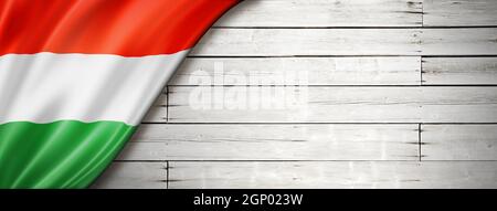 Ungarn Flagge auf alter weißer Wand. Horizontales Panorama-Banner. Stockfoto