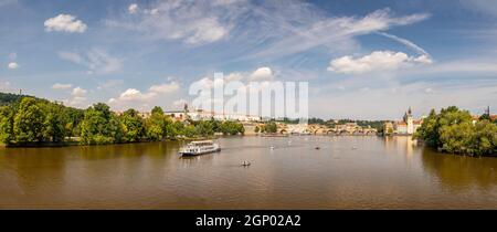 Blick auf das Wasser über die Moldau zur Prager Burg und Karlsbrücke, Prag, Tschechische republik Stockfoto