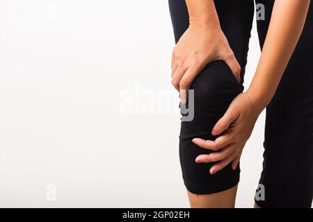 Nahaufnahme junge Frau Schmerzen, Schmerzen Knie leiden und sie verwendet Handgelenk halten Knie Agonie, Studio Schuss isoliert auf weißem Hintergrund Rheuma Gesundheit Stockfoto
