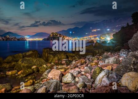 Nacht über steinigen Seeufer in Sveti Stefan, Montenegro Stockfoto