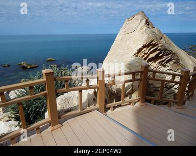 Küste des Kaspischen Meeres. Rock Trail. Kasachstan. Aktau Stadt. 16 Juli 2019 Jahr. Stockfoto
