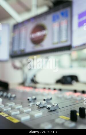 In der Nähe Bild von einem Resonanzboden in einem Hörfunkstudio, Computer in der verschwommenen Hintergrund Stockfoto