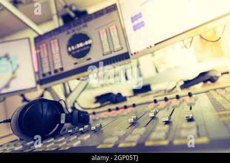 In der Nähe Bild von einem Resonanzboden in einem Hörfunkstudio, Computer in der verschwommenen Hintergrund Stockfoto