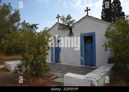 Panoramablick auf zwei traditionelle griechisch-orthodoxe Kapellen auf dem Gelände des historischen Benaki Estate, einem ehemaligen osmanischen Anwesen in Attica, Griechenland. Stockfoto