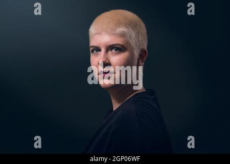Porträt einer schönen jungen Frau mit kurzen blonden Haaren Stockfoto