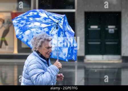 Southport, Merseyside, UK Wetter; 28. September 2021. Geschäfte, Einkäufer, die an einem nassen windigen, blustrigen Tag im Stadtzentrum im Nordwesten einkaufen. Quelle: MediaWorldImages/AlamyLiveNews Stockfoto