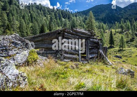 Ruine einer Chalet in Österreich: idyllische Landschaft in den Alpen Stockfoto