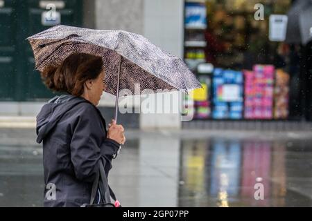 Southport, Merseyside, UK Wetter; 28. September 2021. Geschäfte, Einkäufer, die an einem nassen windigen, blustrigen Tag im Stadtzentrum im Nordwesten einkaufen. Quelle: MediaWorldImages/AlamyLiveNews Stockfoto