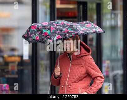 Southport, Merseyside, UK Wetter; 28. September 2021. Geschäfte, Einkäufer, die an einem nassen windigen, blustrigen Tag im Stadtzentrum im Nordwesten einkaufen. Quelle: MediaWorldImages/AlamyLiveNews Stockfoto