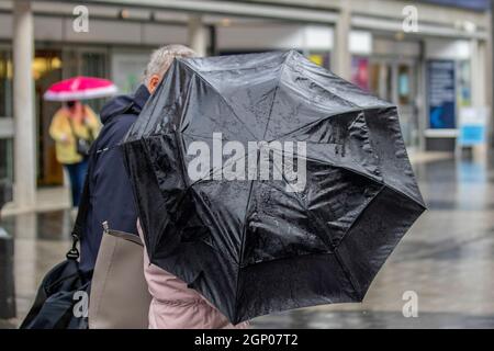 Southport, Merseyside, UK Wetter; 28. September 2021. Geschäfte, Einkäufer, die an einem nassen windigen, blustrigen Tag im Stadtzentrum im Nordwesten einkaufen. Quelle: MediaWorldImages/AlamyLiveNews Stockfoto