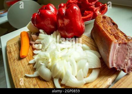 Viel gehackte Zwiebel, roter Pfeffer und Speck, Nahaufnahme Stockfoto