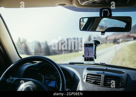 Einrichtung eines modernen Autos an einem sonnigen Tag. Auf dem Berg, als Navigationsgerät genutzt Smartphone Stockfoto