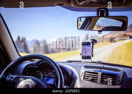 Einrichtung eines modernen Autos an einem sonnigen Tag. Auf dem Berg, als Navigationsgerät genutzt Smartphone Stockfoto