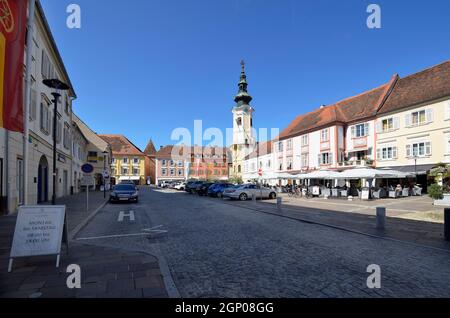 Bad Radkersburg, Österreich - 24. September 2021: Nicht identifizierte Personen auf dem Hauptplatz der Stadt an der Grenze zu Slowenien, mit dem Rathaus Stockfoto