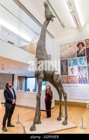 London, Großbritannien. September 2021. Kendra Eile (b 1971), Giraffe. Schätzung: £30,000-50,000 - Blazing a Trail: Moderne britische Frauen in der Bonhams New Bond Street. Der Verkauf findet am Mittwoch, den 29. September, statt. Kredit: Guy Bell/Alamy Live Nachrichten Stockfoto