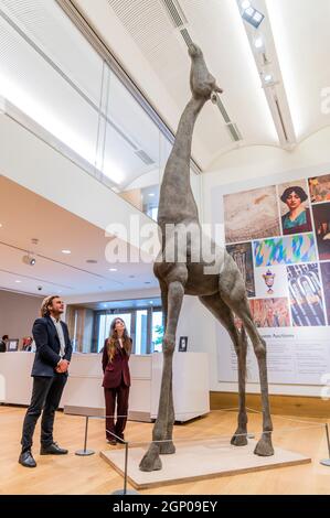 London, Großbritannien. September 2021. Kendra Eile (b 1971), Giraffe. Schätzung: £30,000-50,000 - Blazing a Trail: Moderne britische Frauen in der Bonhams New Bond Street. Der Verkauf findet am Mittwoch, den 29. September, statt. Kredit: Guy Bell/Alamy Live Nachrichten Stockfoto