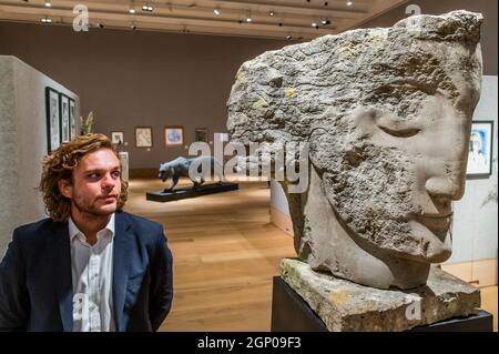 London, Großbritannien. September 2021. Emily Young, Poet Warrior, £50,000-70,000 und andere Arbeiten - Blazing a Trail: Modern British Women, in der Bonhams New Bond Street. Der Verkauf findet am Mittwoch, den 29. September, statt. Kredit: Guy Bell/Alamy Live Nachrichten Stockfoto