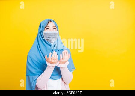 Asiatische Muslim Araber, Portrait schöne junge Frau religiöse tragen Schleier Hijab und Gesichtsmaske schützen, um Coronavirus sie Henna dekoriert Hände pra zu verhindern Stockfoto