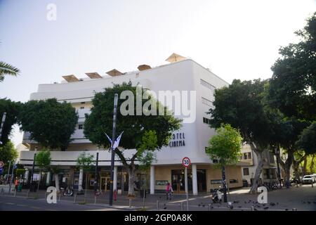 Bauhaus Architecture Hotel Cinema am Zina Dizengoff Platz, in Tel Aviv White City. Die Weiße Stadt bezieht sich auf eine Sammlung von über 4,000 Gebäuden Stockfoto