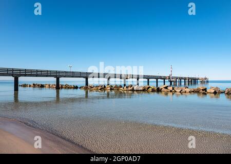 Pier an der Ostseeküste in Wustrow, Deutschland. Stockfoto